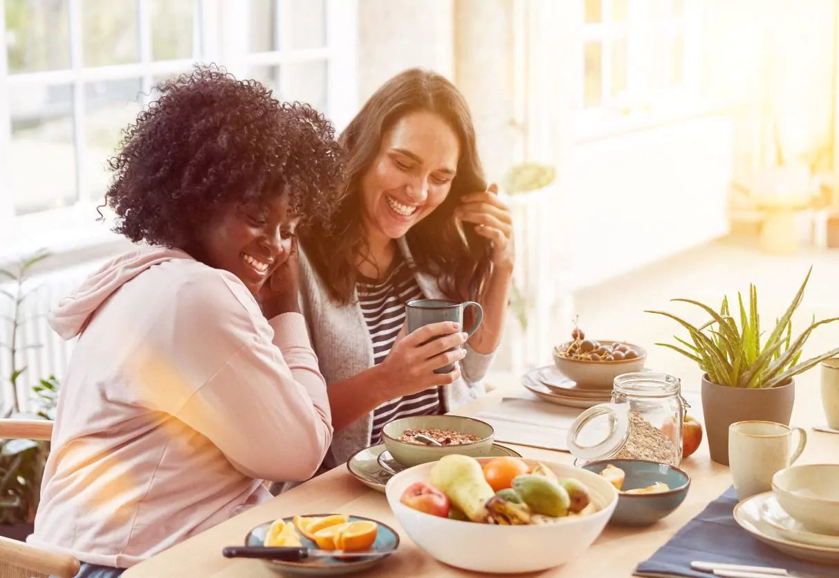 zwei Frauen wollen durch richtige Ernährung abnehmen
