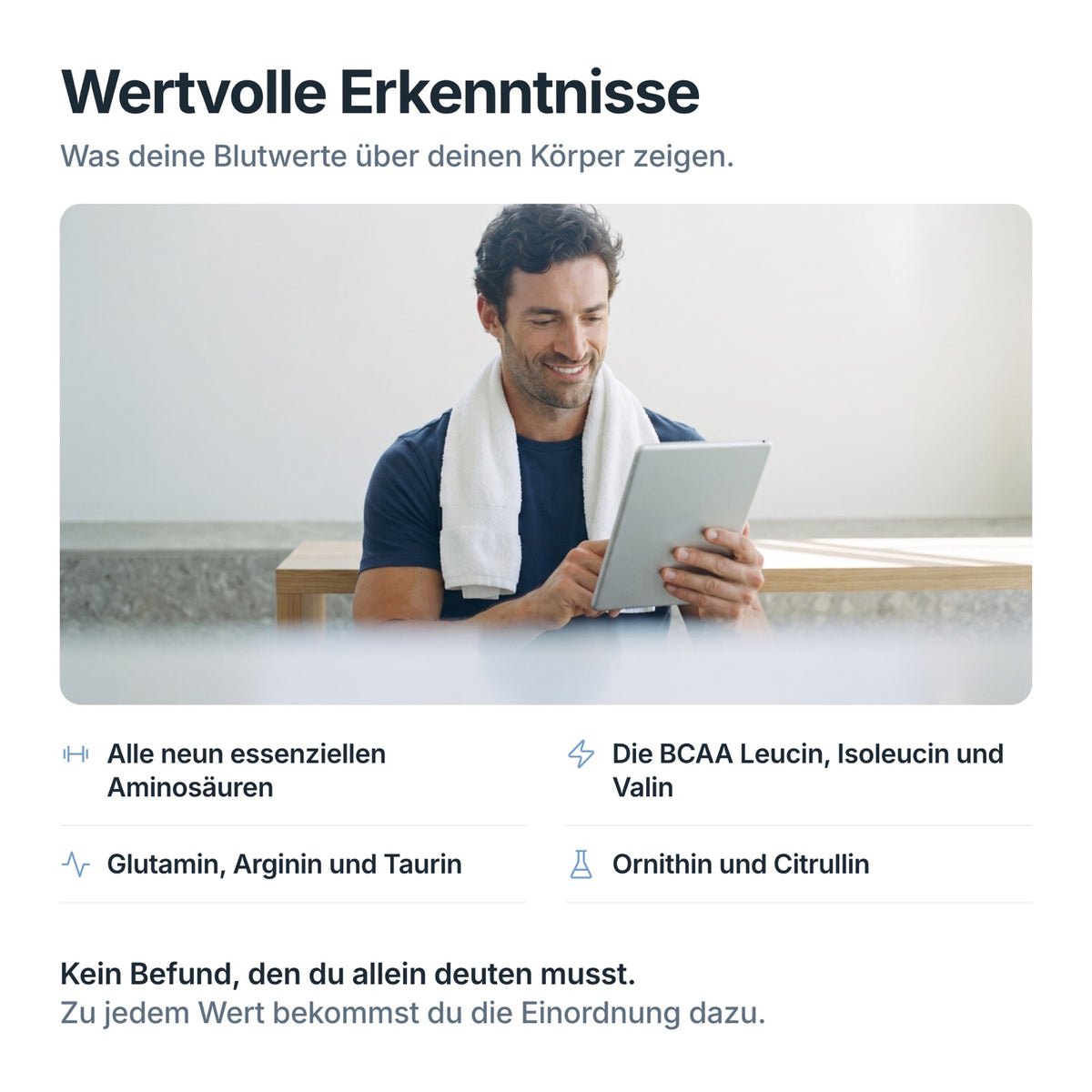 Mann liest auf dem Tablet seine Auswertung zum PerformanceCheck: essenzielle Aminosäuren, BCAA, Glutamin