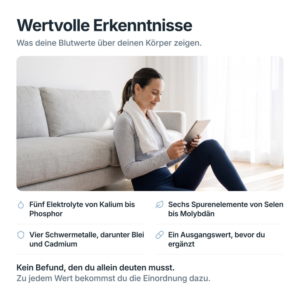 Frau liest auf dem Tablet ihre Auswertung zum BalanceCheck: Elektrolyte, Spurenelemente, Schwermetalle