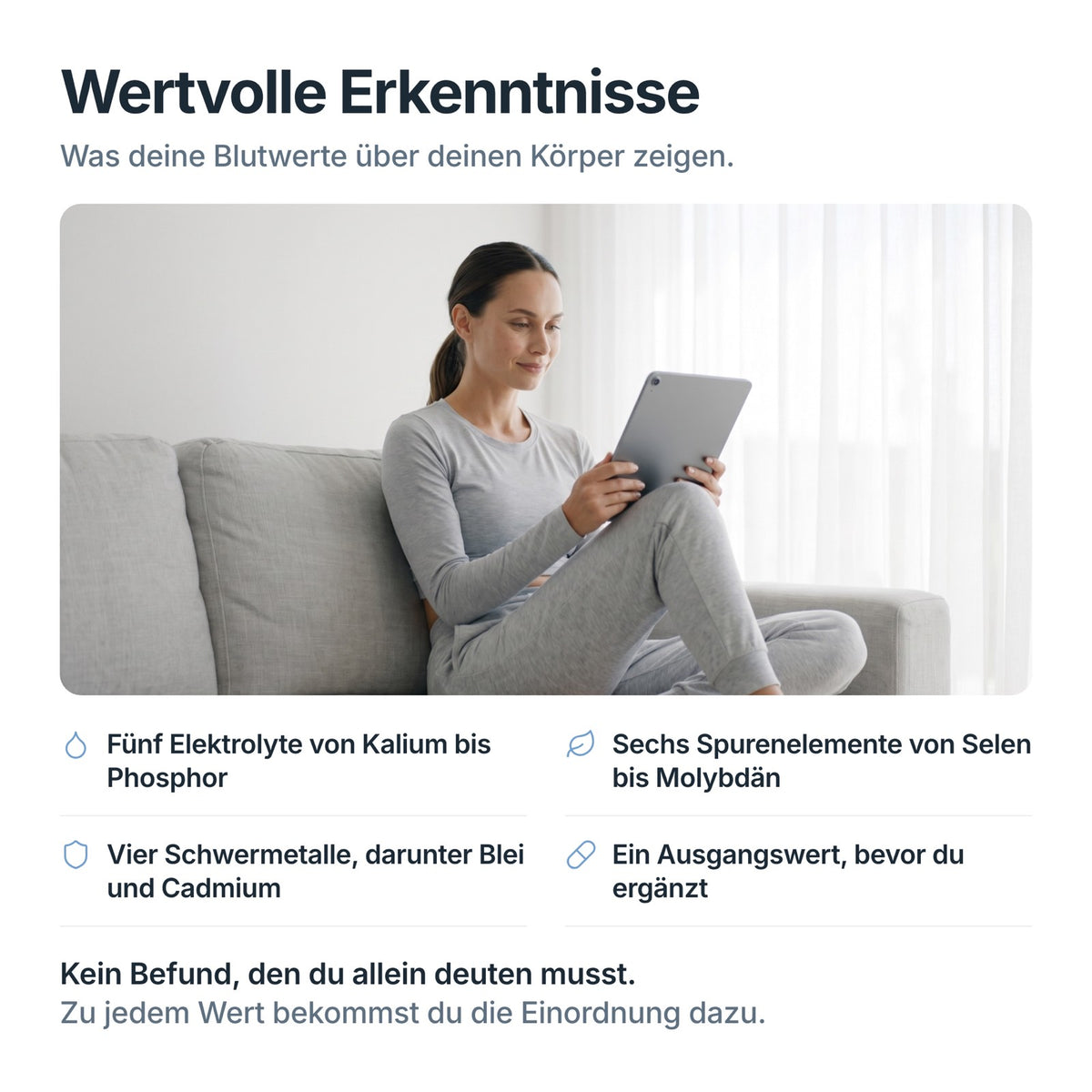Frau liest auf dem Tablet ihre Auswertung zum BalanceCheck: Elektrolyte, Spurenelemente, Schwermetalle