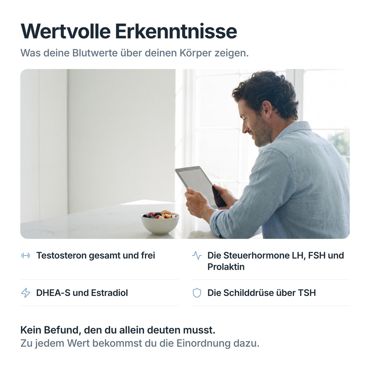 Mann liest auf dem Tablet seine Auswertung zum HormonCheck: Testosteron, Steuerhormone, DHEA-S, Schilddrüse