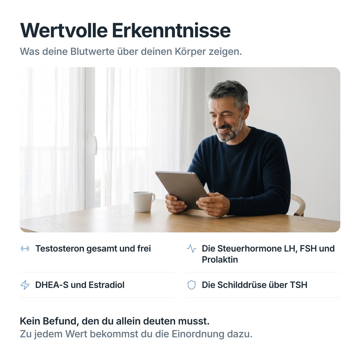 Mann liest auf dem Tablet seine Auswertung zum HormonCheck: Testosteron, Steuerhormone, DHEA-S, Schilddrüse