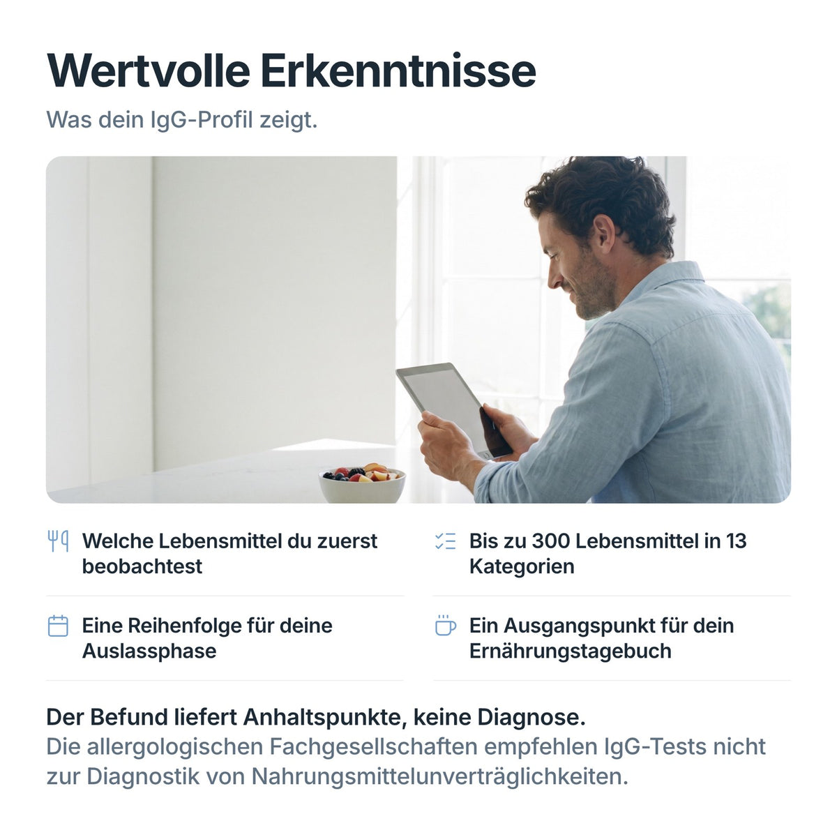 Mann liest auf dem Tablet seine Auswertung zum NutriCheck: IgG gegen bis zu 300 Lebensmittel in 13 Kategorien