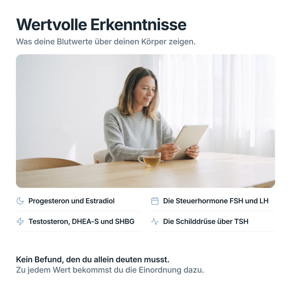 Frau liest auf dem Tablet ihre Auswertung zum Menopause Check: Progesteron, Estradiol, FSH, LH, Schilddrüse