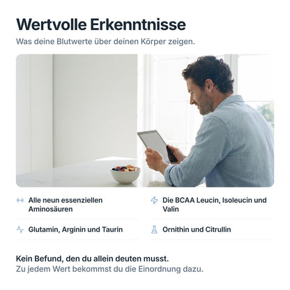Mann liest auf dem Tablet seine Auswertung zum PerformanceCheck: essenzielle Aminosäuren, BCAA, Glutamin