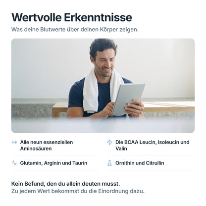 Mann liest auf dem Tablet seine Auswertung zum PerformanceCheck: essenzielle Aminosäuren, BCAA, Glutamin