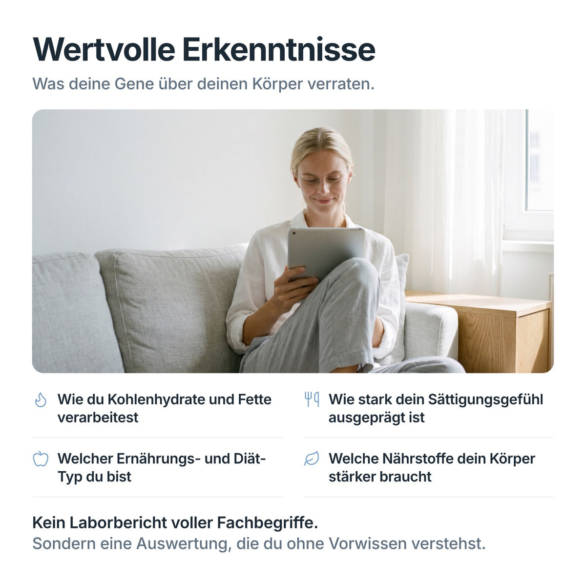 Frau liest ihre Auswertung zum DNA-Test zum Abnehmen: Stoffwechsel, Sättigung, Ernährungs- und Diät-Typ, Nährstoffe