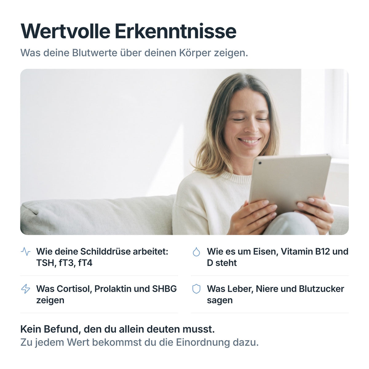 Frau liest auf dem Tablet ihre Auswertung zum Women’s Wellness Check: Schilddrüse, Eisen, Vitamine, Hormone