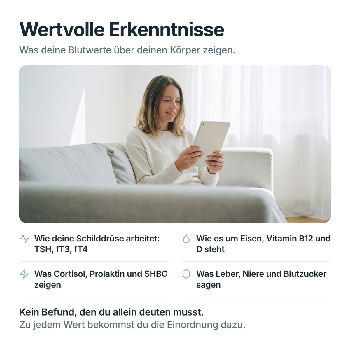 Frau liest auf dem Tablet ihre Auswertung zum Women’s Wellness Check: Schilddrüse, Eisen, Vitamine, Hormone