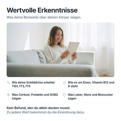 Frau liest auf dem Tablet ihre Auswertung zum Women’s Wellness Check: Schilddrüse, Eisen, Vitamine, Hormone