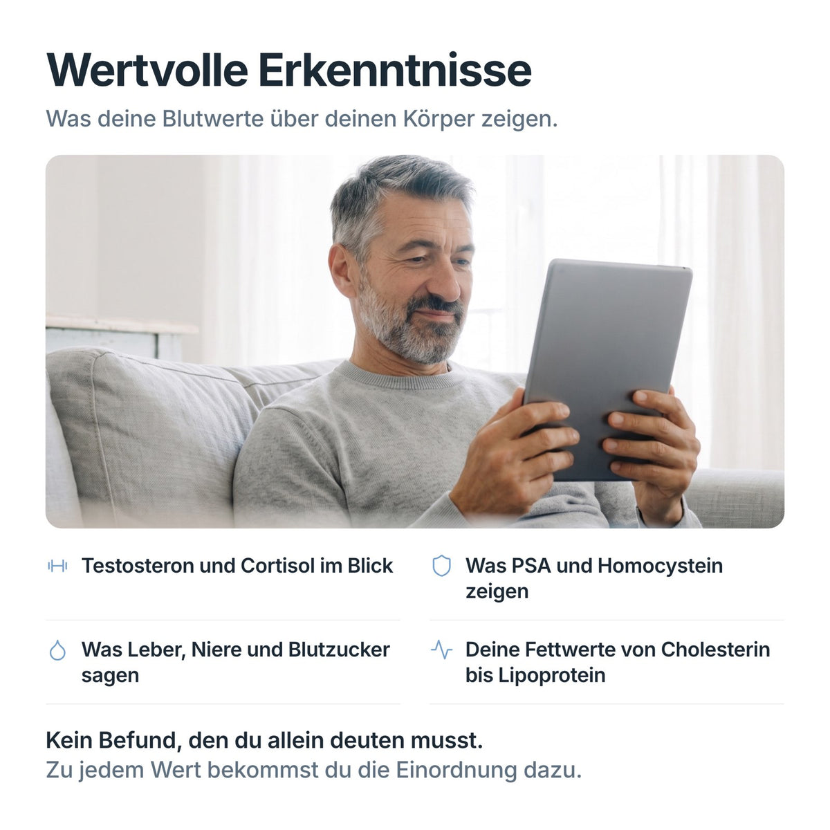 Mann liest auf dem Tablet seine Auswertung zum Men’s Wellness Check: Testosteron, PSA, Leber, Fettwerte