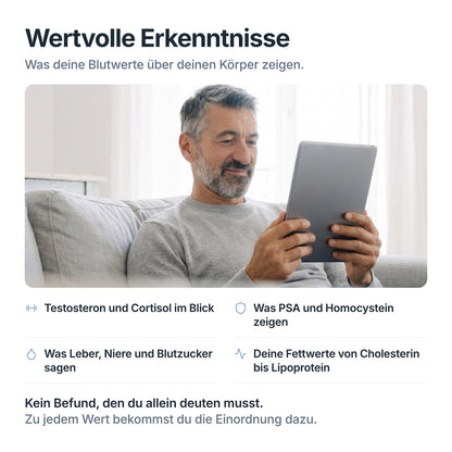Mann liest auf dem Tablet seine Auswertung zum Men’s Wellness Check: Testosteron, PSA, Leber, Fettwerte