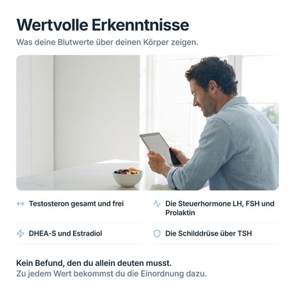 Mann liest auf dem Tablet seine Auswertung zum HormonCheck: Testosteron, Steuerhormone, DHEA-S, Schilddrüse