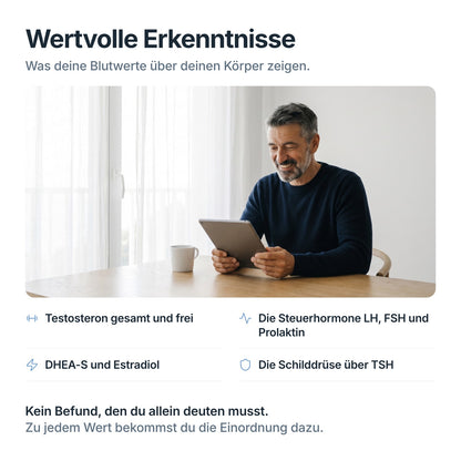 Mann liest auf dem Tablet seine Auswertung zum HormonCheck: Testosteron, Steuerhormone, DHEA-S, Schilddrüse