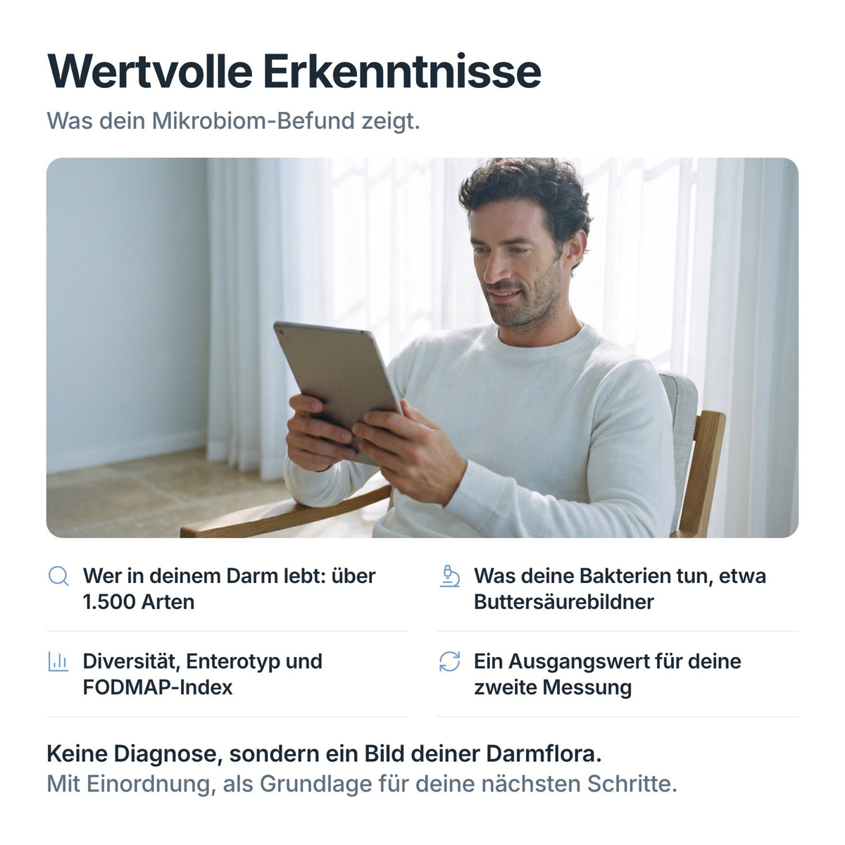 Mann liest auf dem Tablet seinen Befund zum Mikrobiom Darm-Test Complete: Arten, Bioindikatoren, Diversität