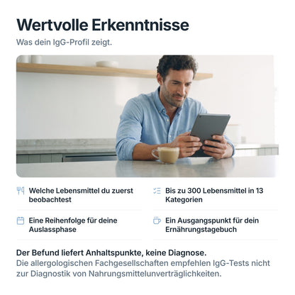 Mann liest auf dem Tablet seine Auswertung zum NutriCheck: IgG gegen bis zu 300 Lebensmittel in 13 Kategorien