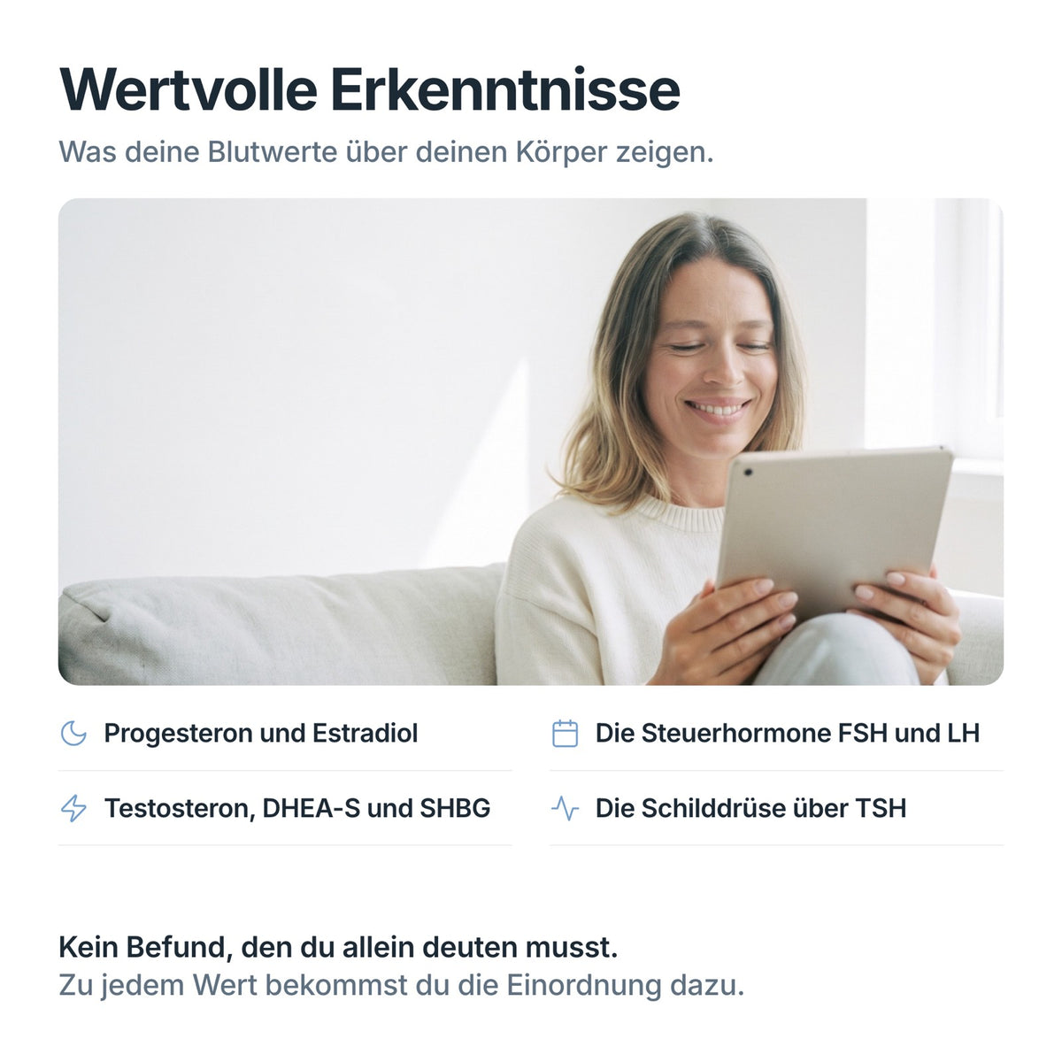 Frau liest auf dem Tablet ihre Auswertung zum Menopause Check: Progesteron, Estradiol, FSH, LH, Schilddrüse